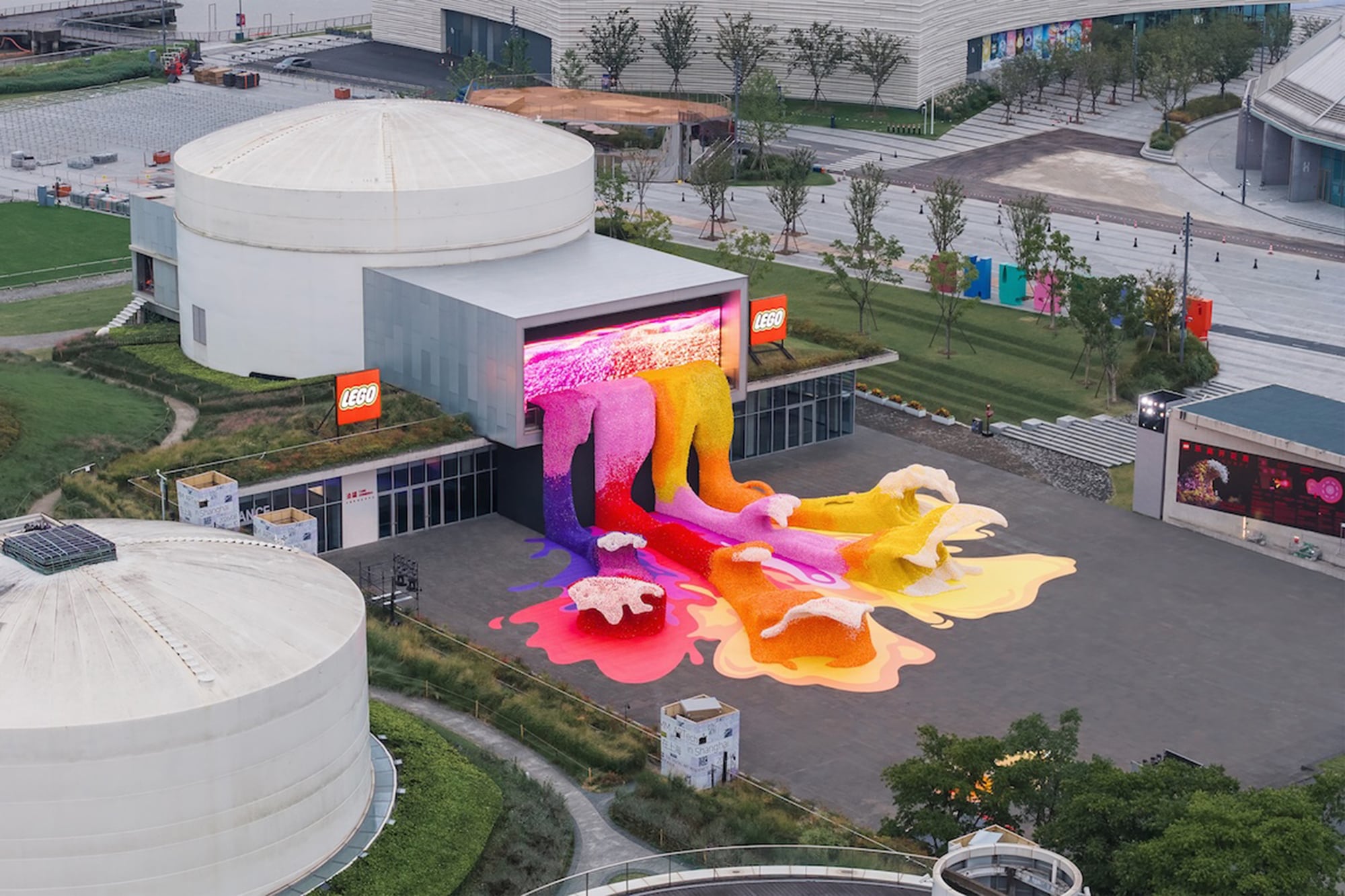 La LEGO Bloom Exhibition transforma los antiguos tanques de combustible donde se desarrollan muestras de arte en una ola de flores