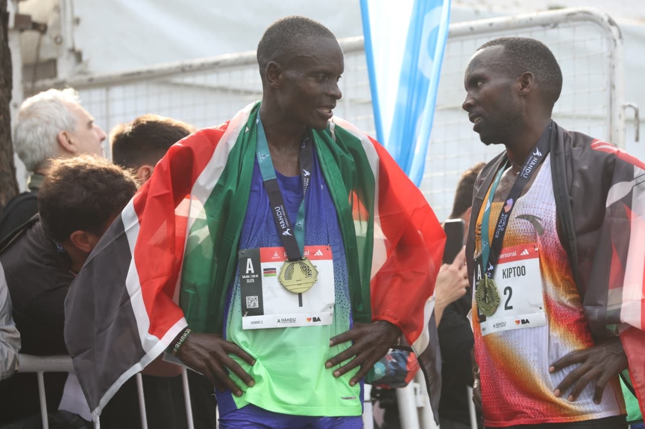 Una charla entre kenianos: el ganador Bethwel Kibet Chumba y Felix Kiptoo Kirwa, que finalizó tercero