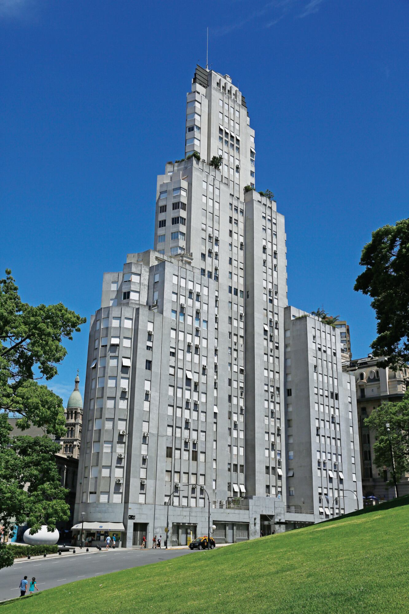El edificio Kavanagh, ícono del estilo racionalista en Buenos Aires, fue inaugurado en 1936 en el barrio de Retiro
