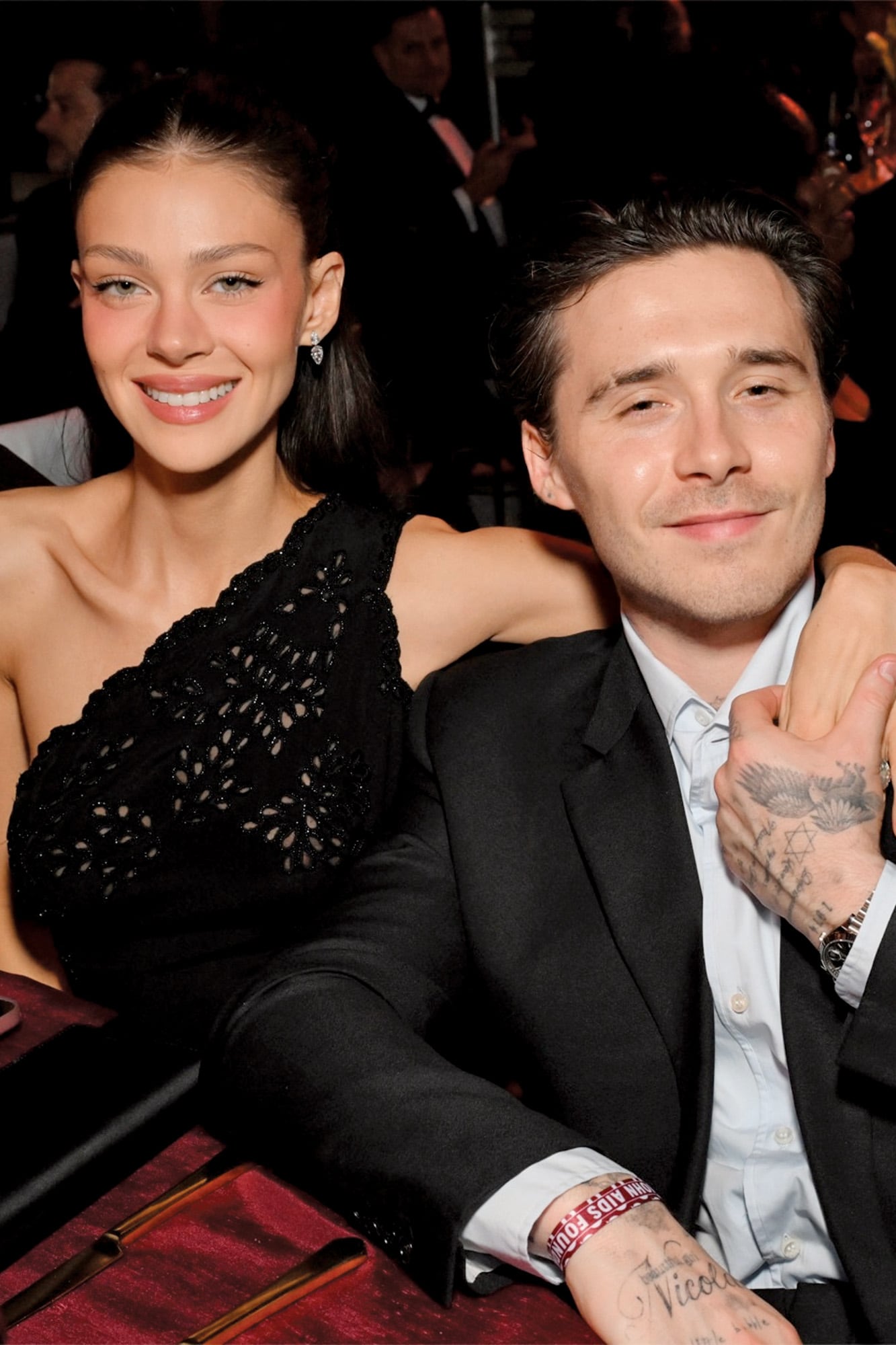 Nicola Peltz y Brooklyn Beckham acompañaron en la noche de Elton