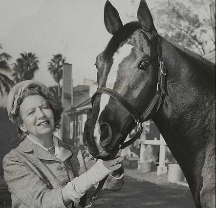 El 3 de mayo de 1947, Jet Pilot, uno de los caballos de Arden, ganó el Kentucky Derby