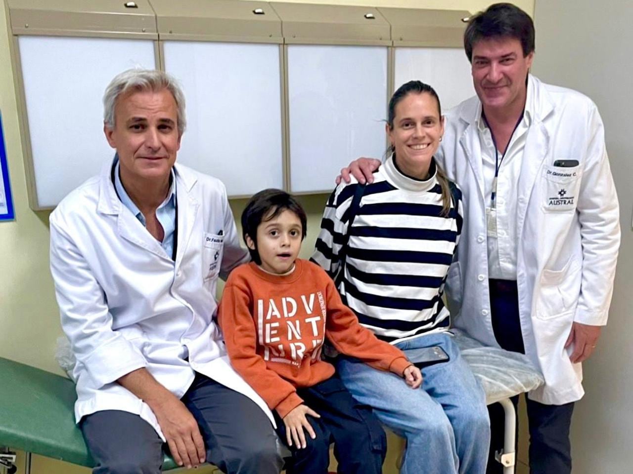 Junto a los cirujanos que llevaron adelante el trasplante.