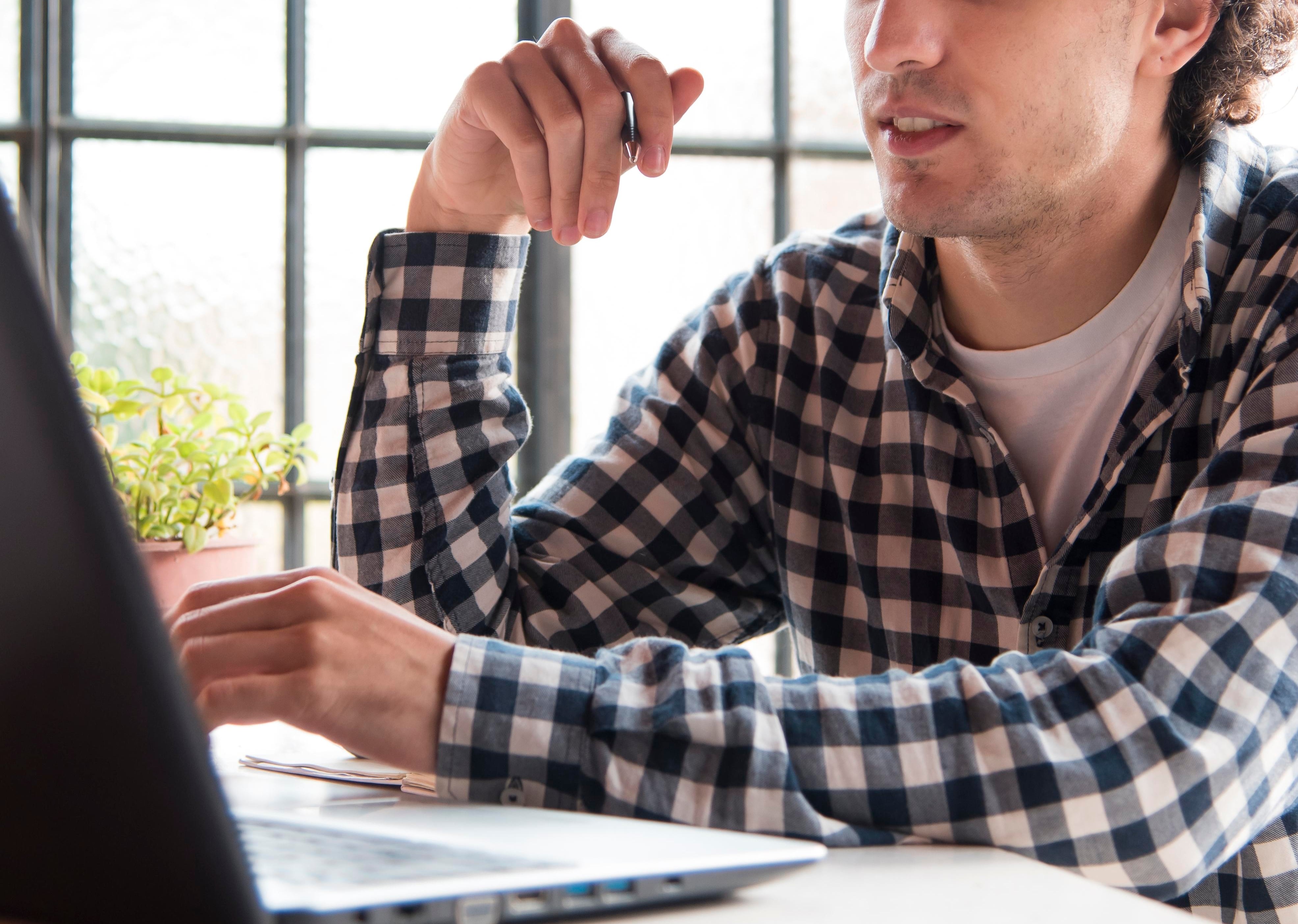 Aunque esto puede variar según el momento y el tamaño del emprendimiento, es conveniente tener más de una empresa proveedora, sobre todo para los servicios que son críticos para la operación.
