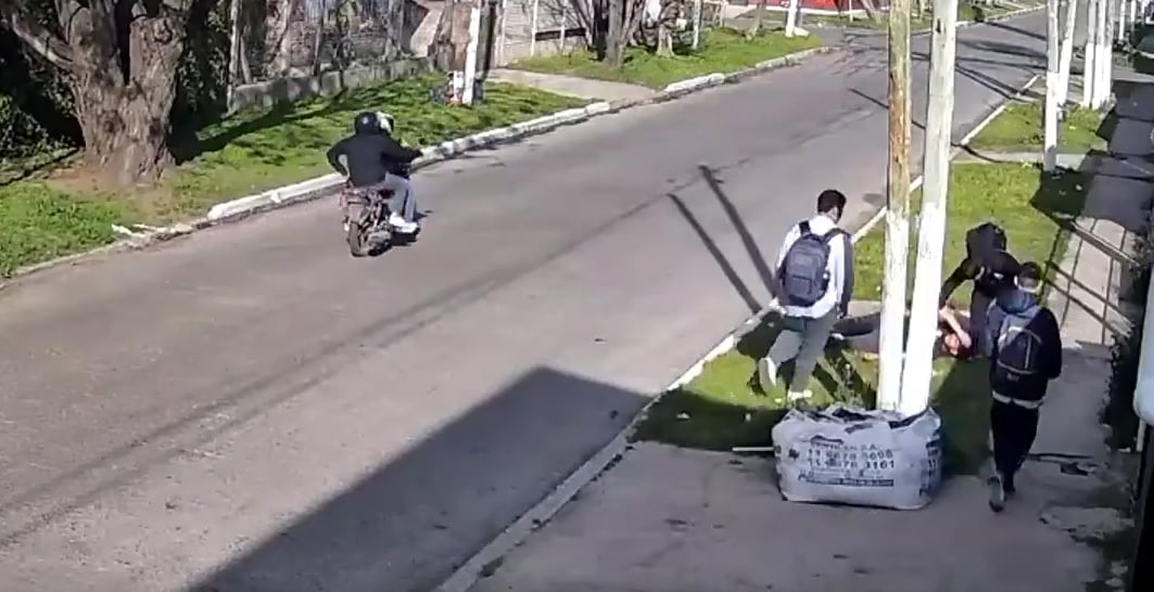Motochorros asaltan y golpean a adolescentes con autismo en La Matanza