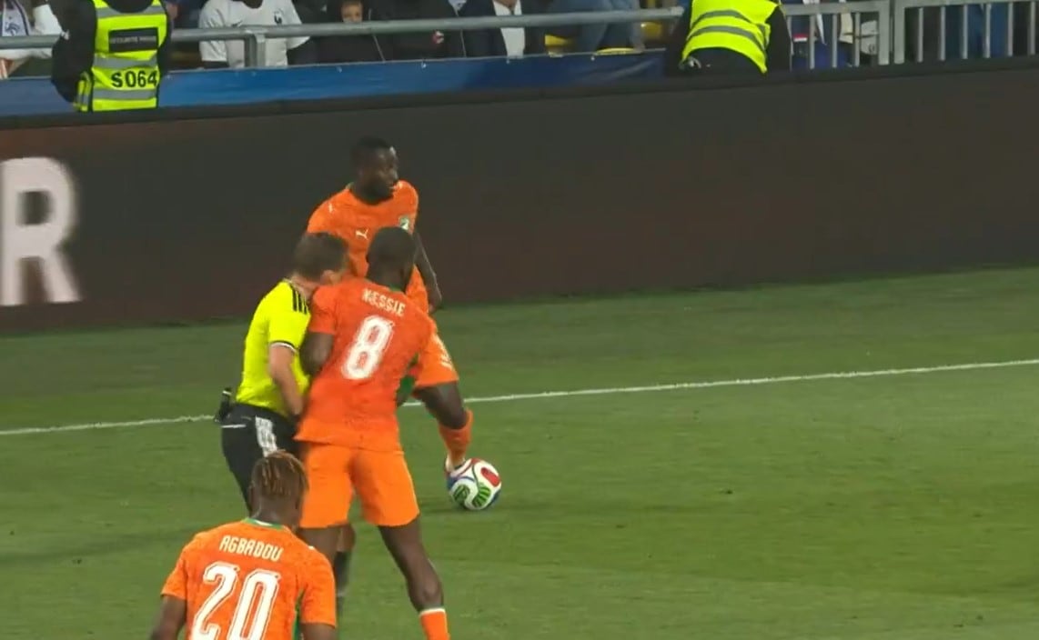 Francia vs. Costa de Marfil: el golazo de Cherki y el topetazo que casi desmaya al árbitro