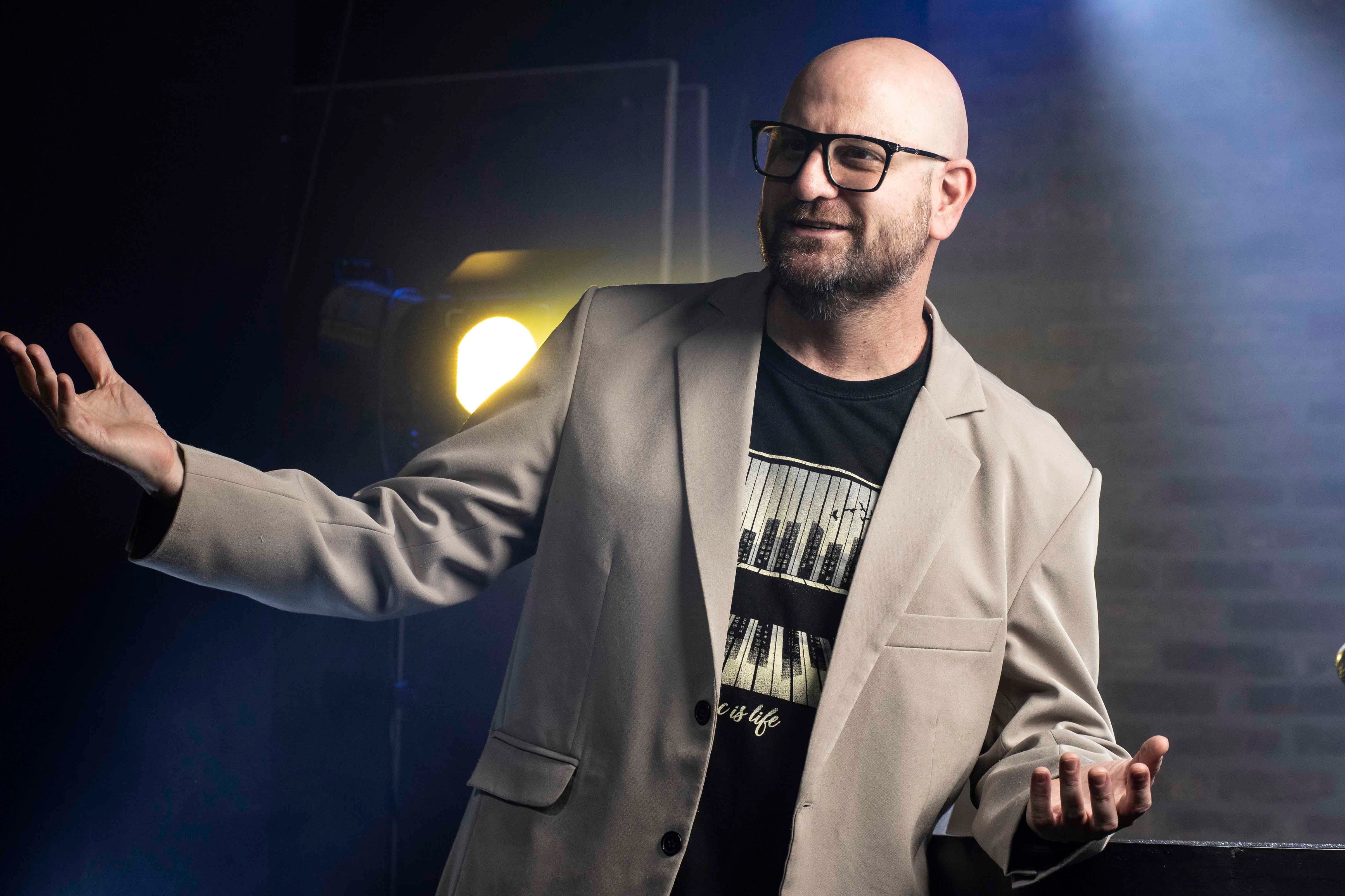 ¿Quién es el Doctor Música? El fenómeno que arrasa en las redes, agota sus shows y fue elegido por Cris Morena