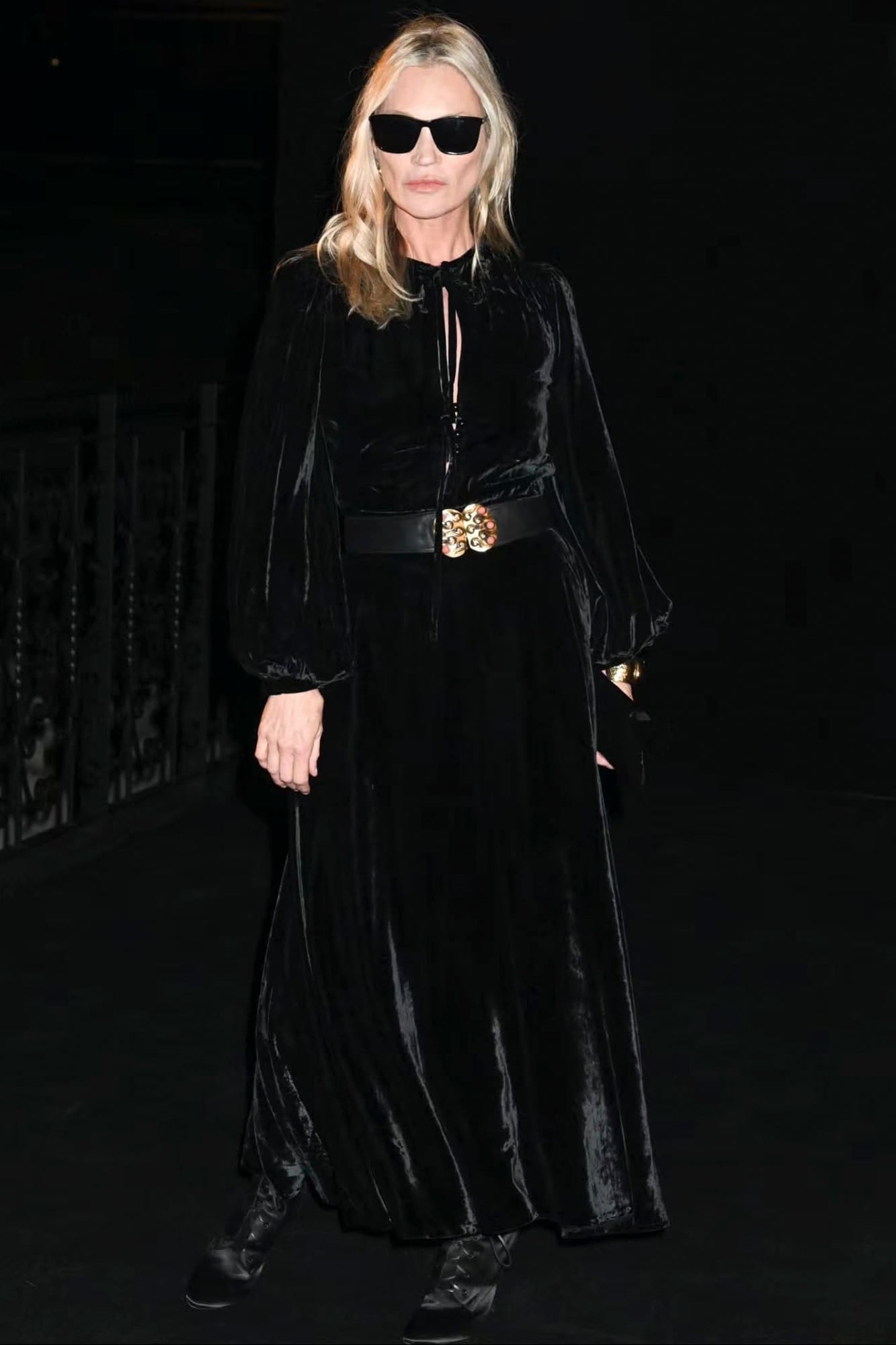 La despedida de Anthony Vaccarello convocó a grandes figuras de la moda. Allí se vio a Kate Moss quien aplaudió el show final del diseñador tras diez años al frente de la maison