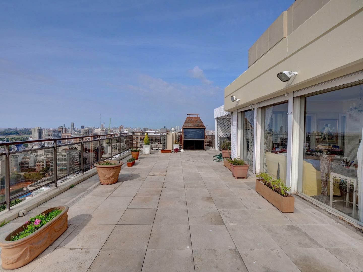 La gran terraza que posee el departamento en su último piso
