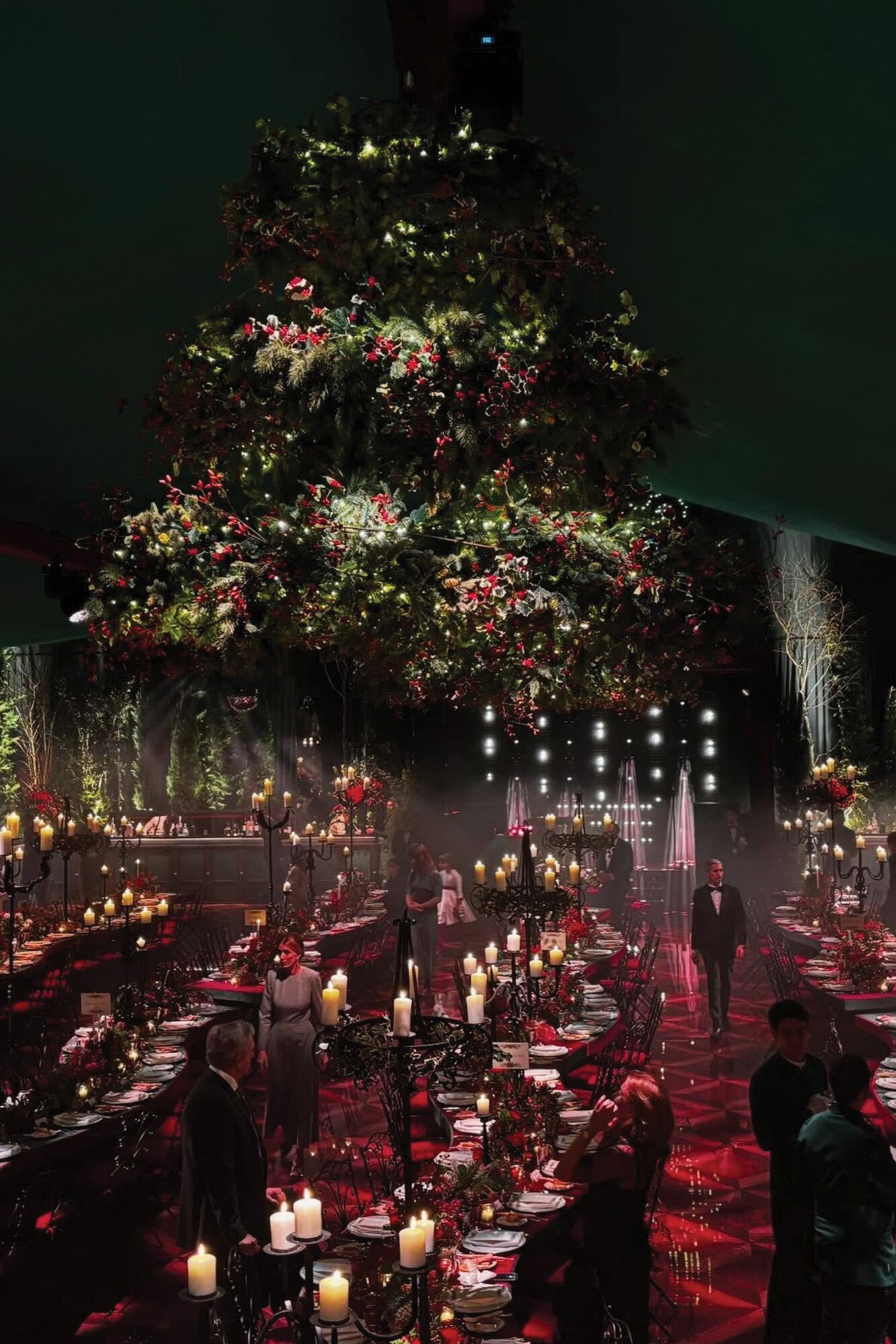 La ambientación, en rojo y verde, contó con largas mesas con candelabros de hierro y un enorme árbol de Navidad como protagonista