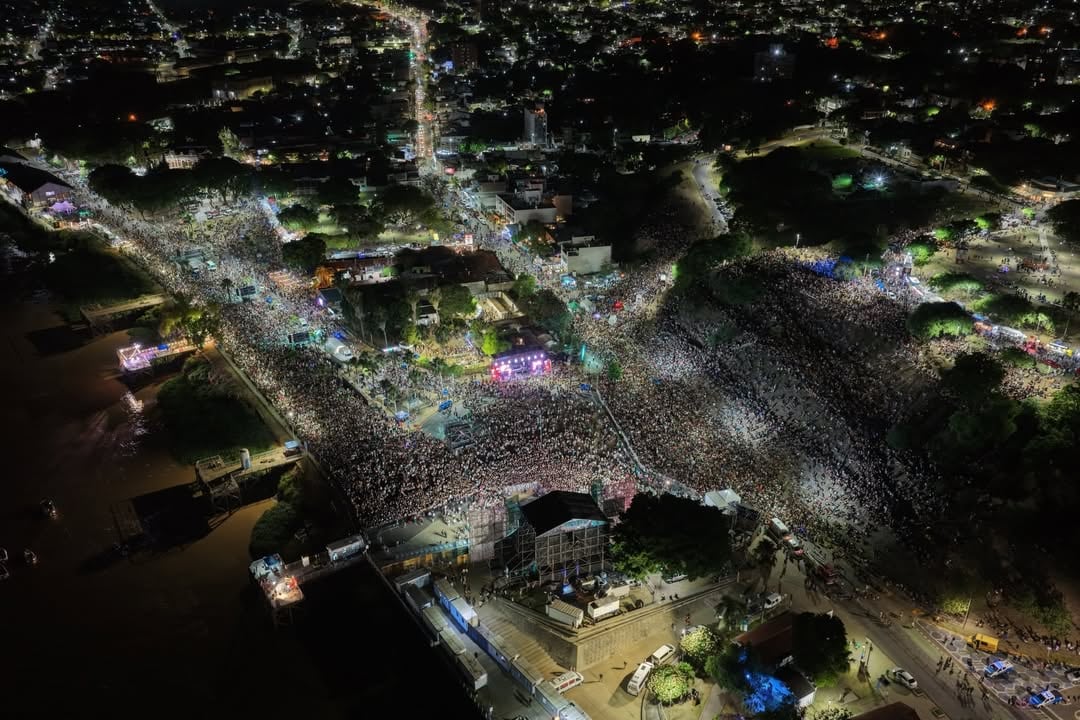 “Mirá lo que me hacen decir”: la presentadora de la Fiesta Nacional del Mate leyó un insulto contra Javier Milei 5 El Festival Nacional del Mate se llevó a cabo el 6 y 7 de febrero en el Parque de las Colectividades de Paraná, Entre Ríos