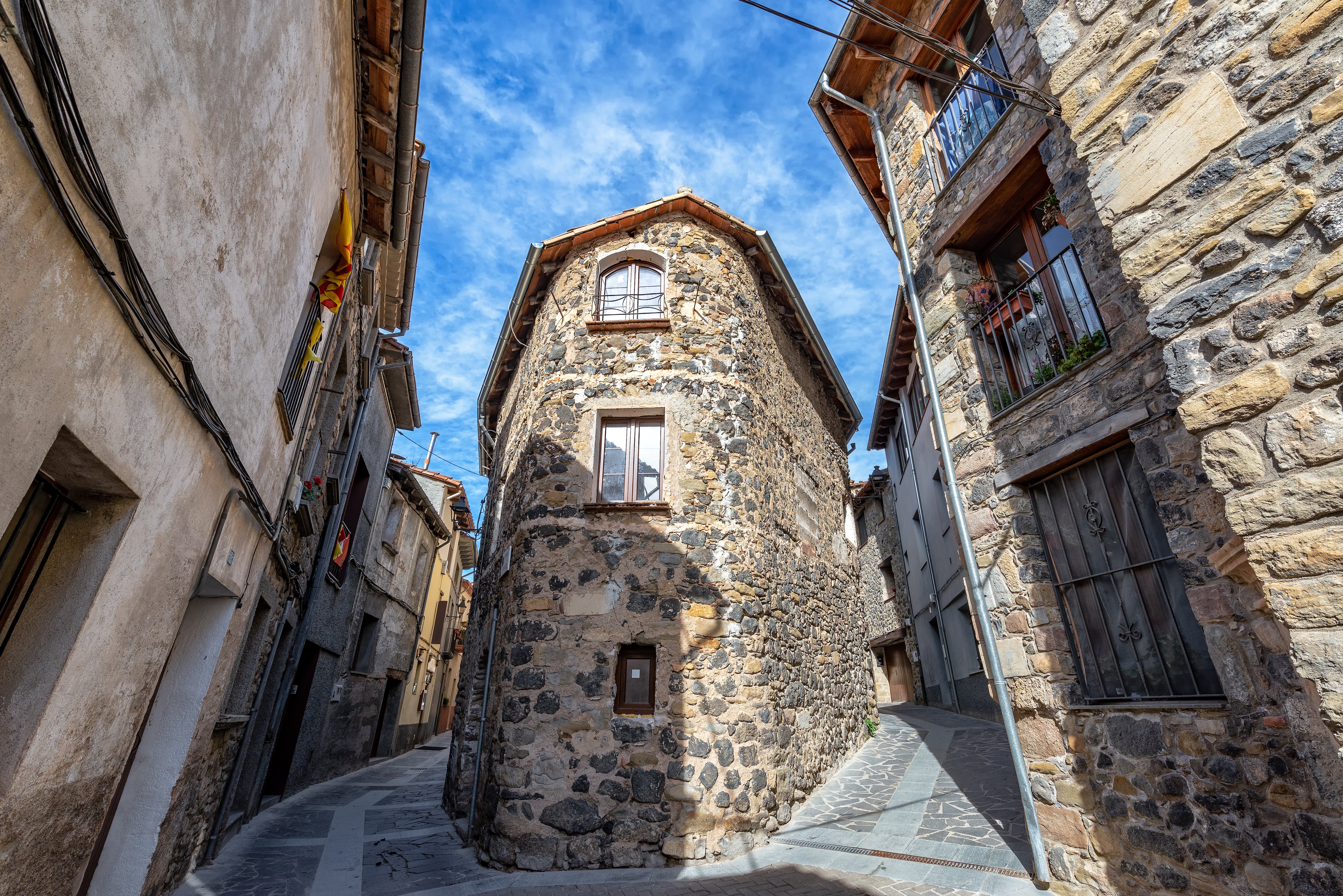 El sendero central conecta el casco antiguo con el resto del pueblo y permite apreciar las casas construidas con piedra volcánica