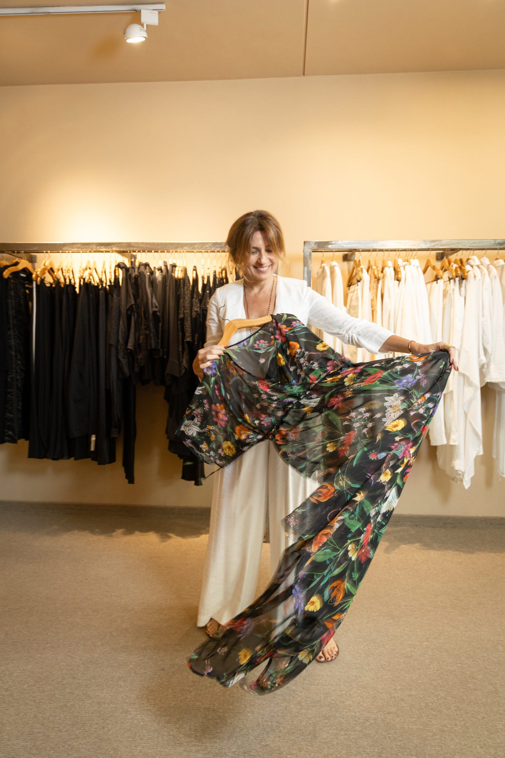 Pao con una de las exclusivas prendas que ofrecen en el local