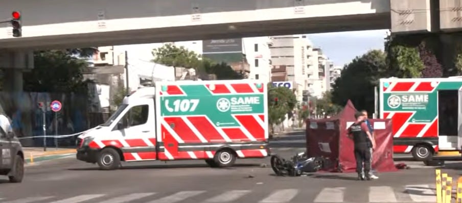 Palermo: chocaron un colectivo de la línea 166 y una moto y murieron dos personas
