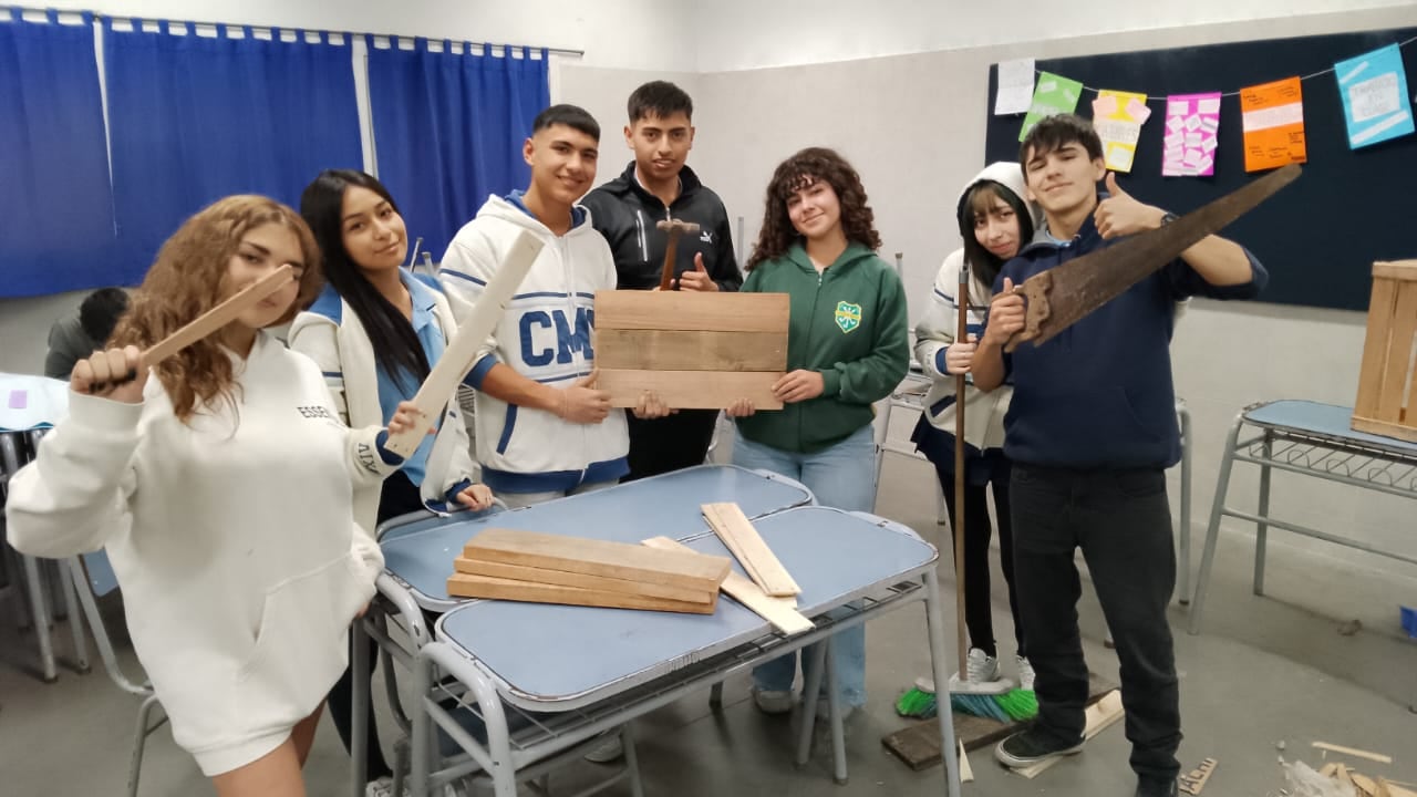 Una de las aulas del Colegio Madre Teresa, donde estudiantes en contextos de vulnerabilidad acceden a educación gratuita y personalizada, con fuerte participación de las familias