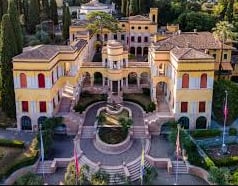 A orillas del lago de Garda, en Gardone Riviera, D’Annunzio levantó junto al arquitecto Giancarlo Maroni el Vittoriale degli Italiani, una vasta ciudadela monumental construida entre 1921 y 1938