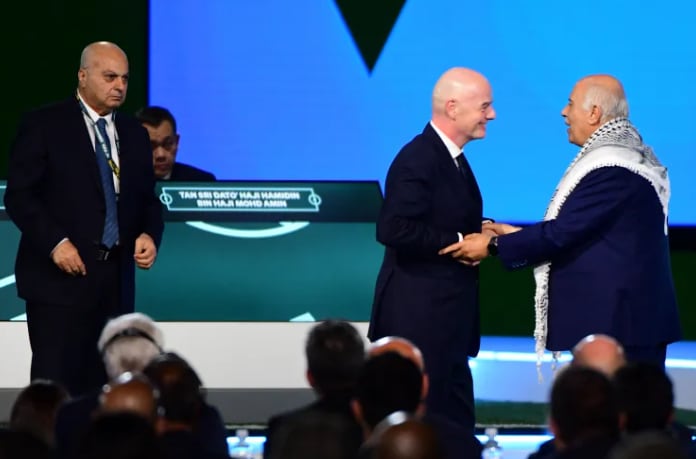 El presidente de la FIFA intentando serenar a Rajoub