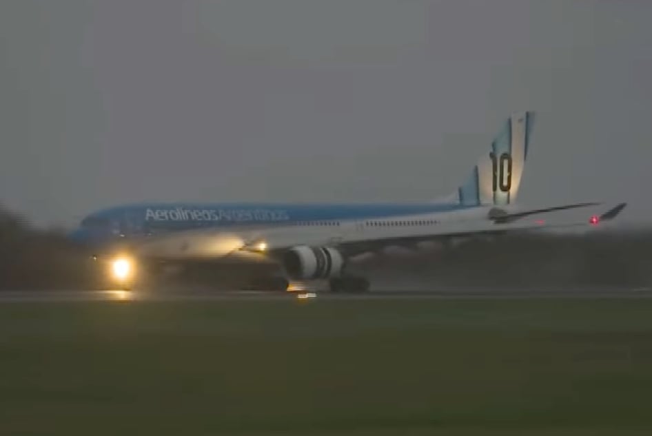 La selección recibió un emotivo mensaje de bienvenida al aterrizar en Ezeiza: “Siempre serán nuestros campeones”