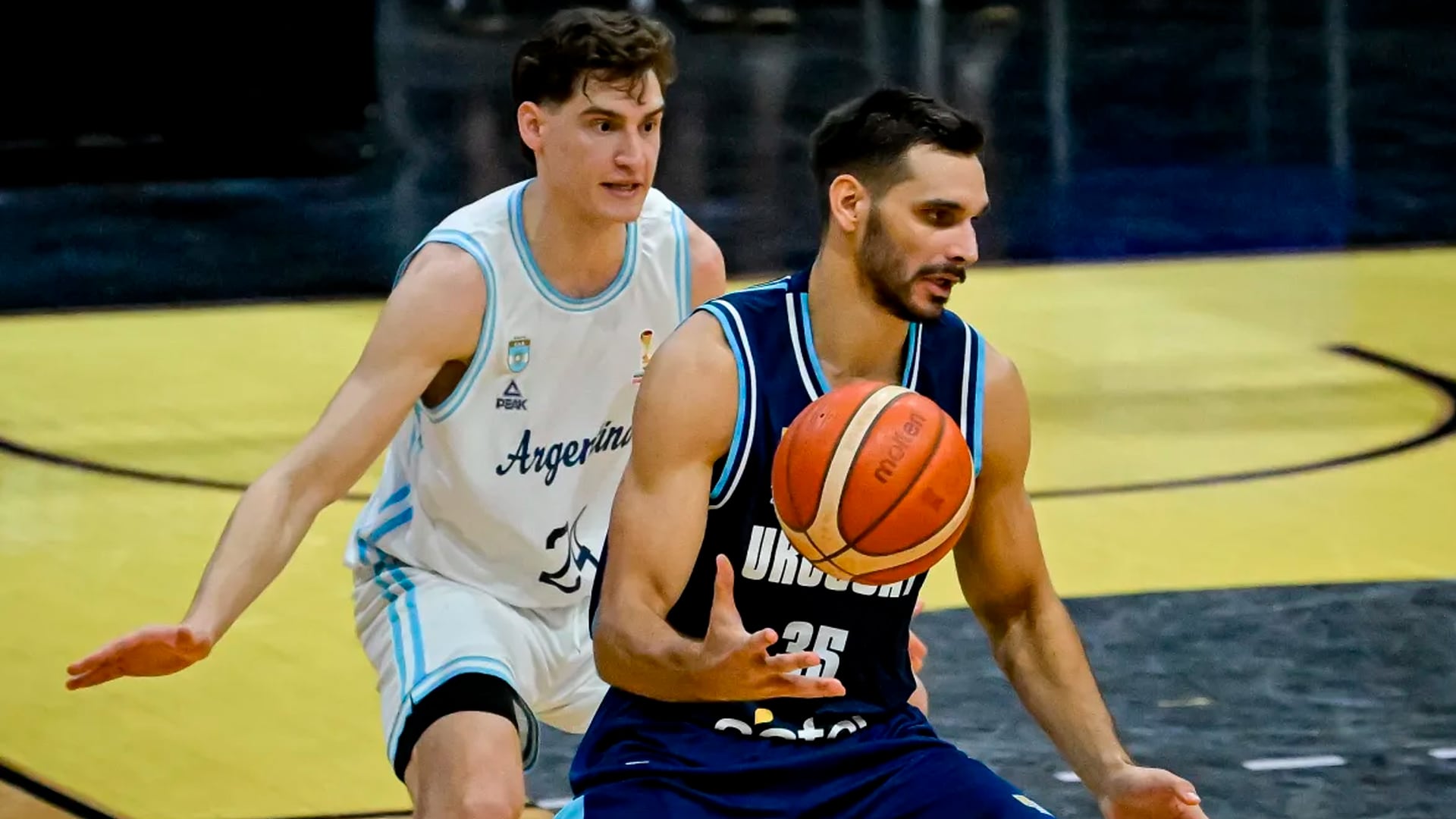 Bautista Lugarini contra a Gonzalo Iglesias; en un muy mal partido, la Argentina cayó ante Uruguay y recordó lo difícil que será la clasificación para el Mundial.