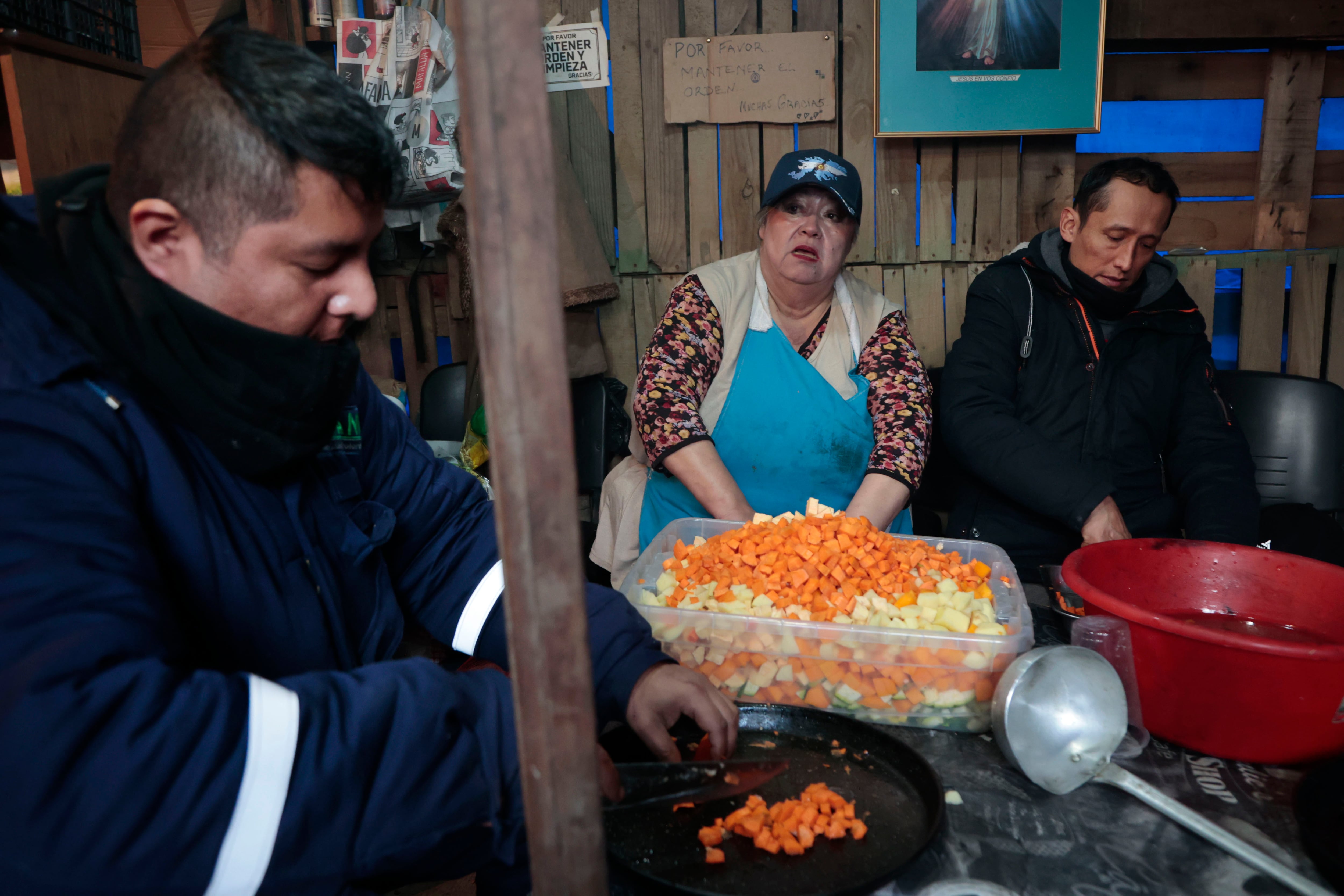 Policías preparan comida durante la protesta en Río Gallegos.