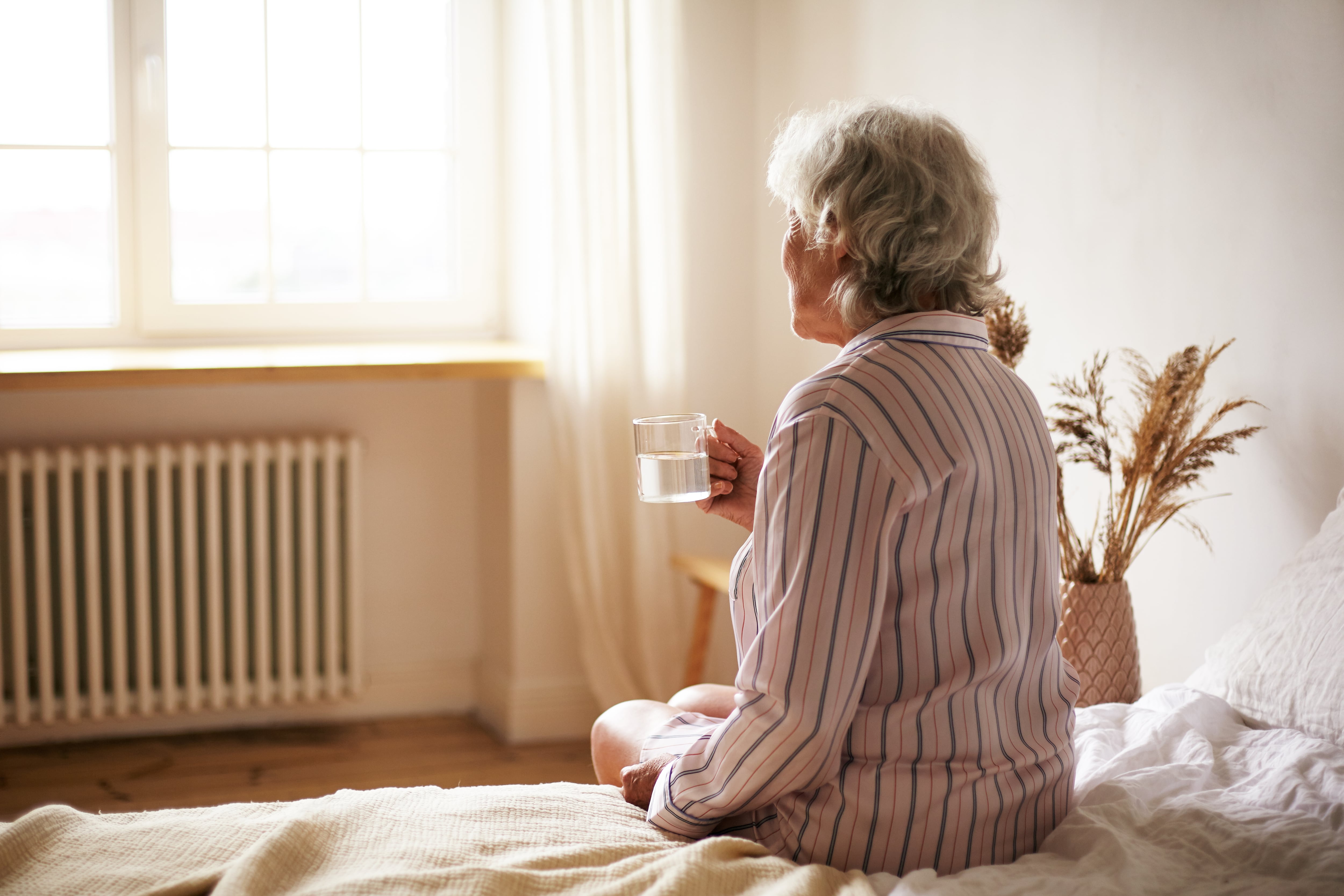 Cuál es el mejor horario para levantarse a partir de los 60 años, según expertos