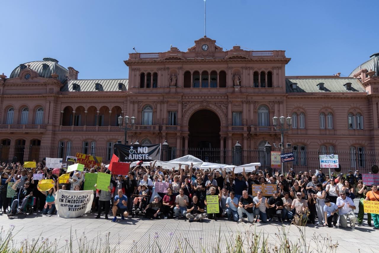 Reclamos de familias por la emergencia en Discapacidad frente a la Casa Rosada