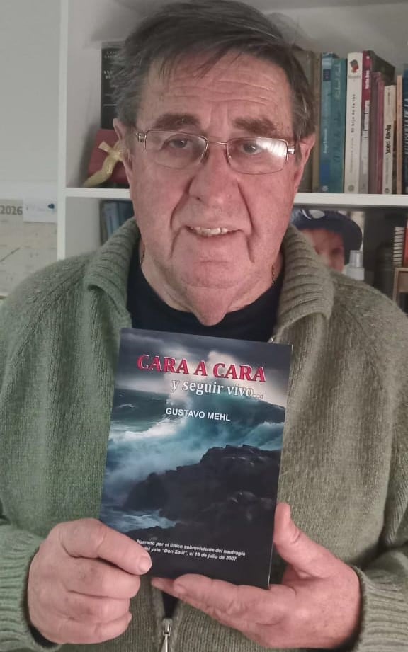 Gustavo presentando el libro que escribió sobre el accidente, Cara a cara y seguir vivo (Foto: gentileza)