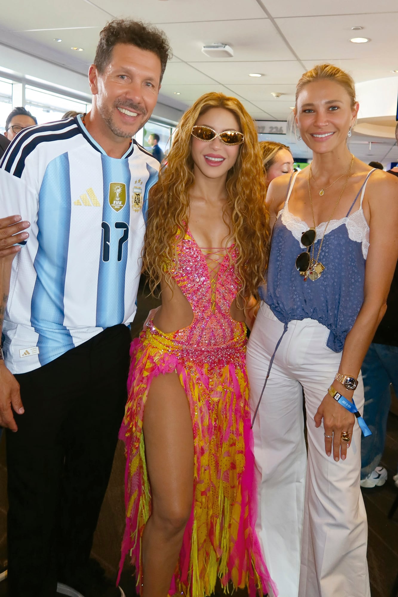 Diego Simeone y Carla Pereyra se encontraron con Shakira, una de las protagonistas del show del entretiempo