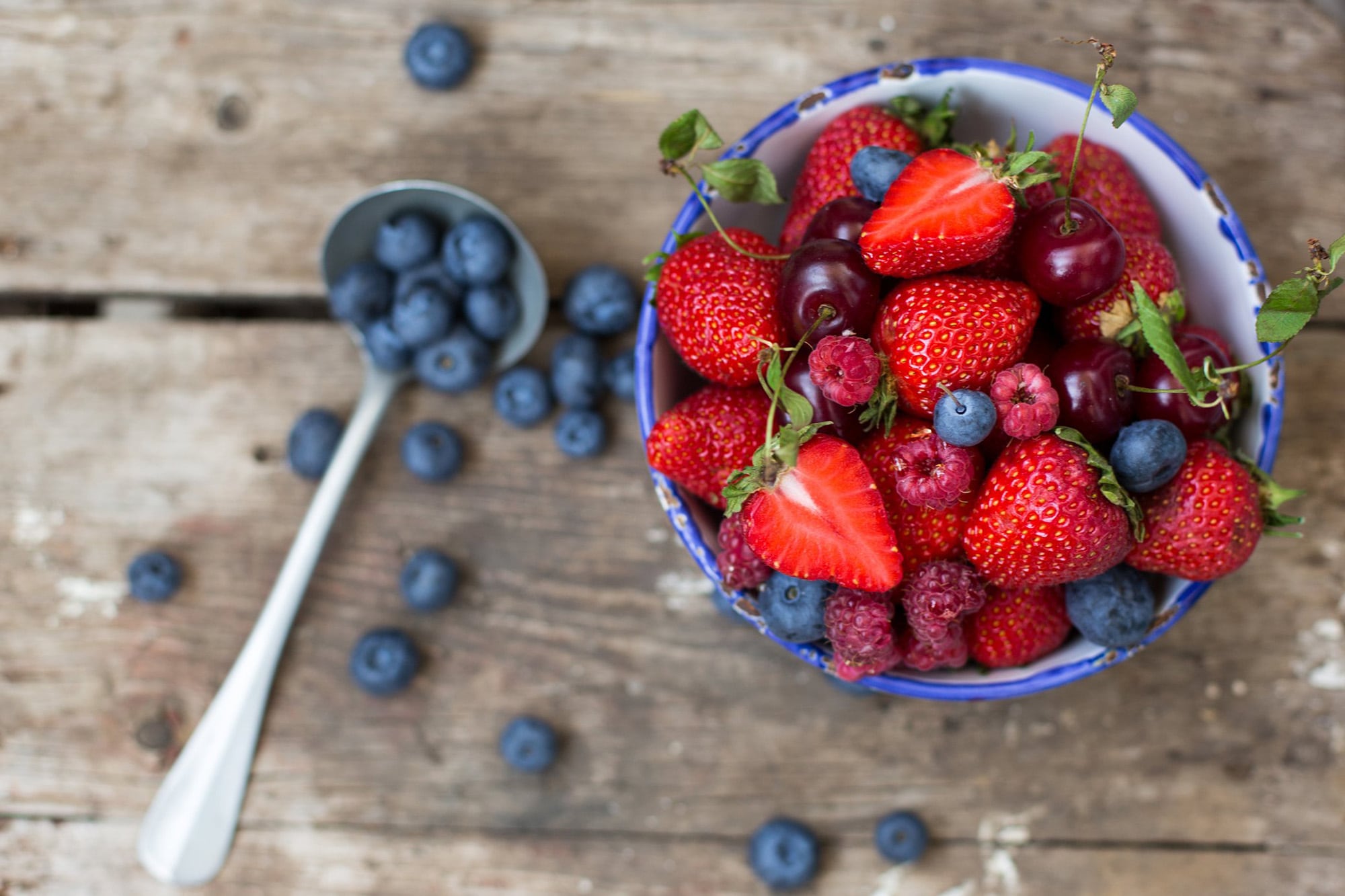 El estudio comprobó que aquellas que consumían pocos alimentos ricos en flavonoides —como es el caso de estos frutos— tenían entre dos y cuatro veces más probabilidades de desarrollar demencia