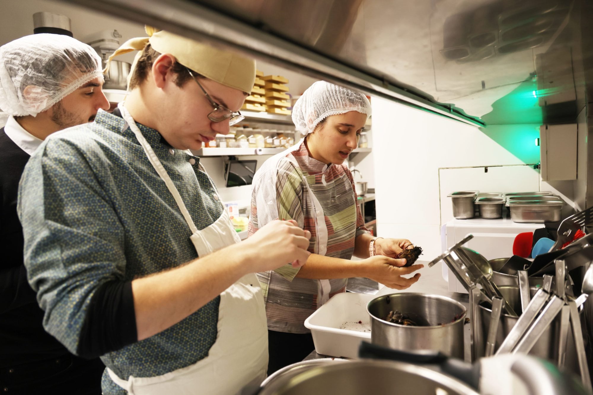 Julia trabajando en la cocina junto a sus compañeros de Alamesa