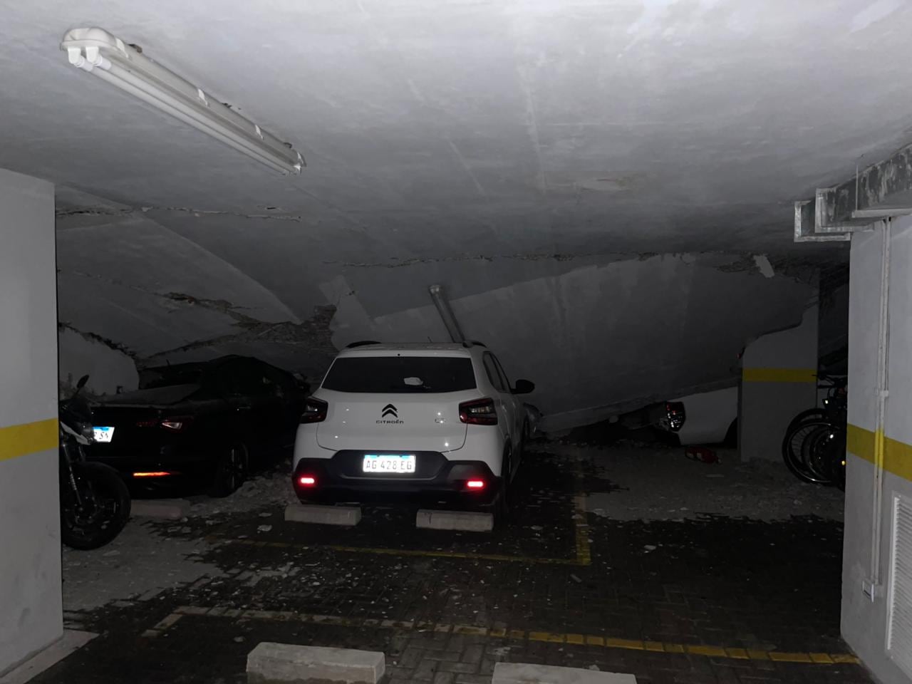 Parque Patricios: se derrumbó el techo del estacionamiento de un complejo de viviendas.
