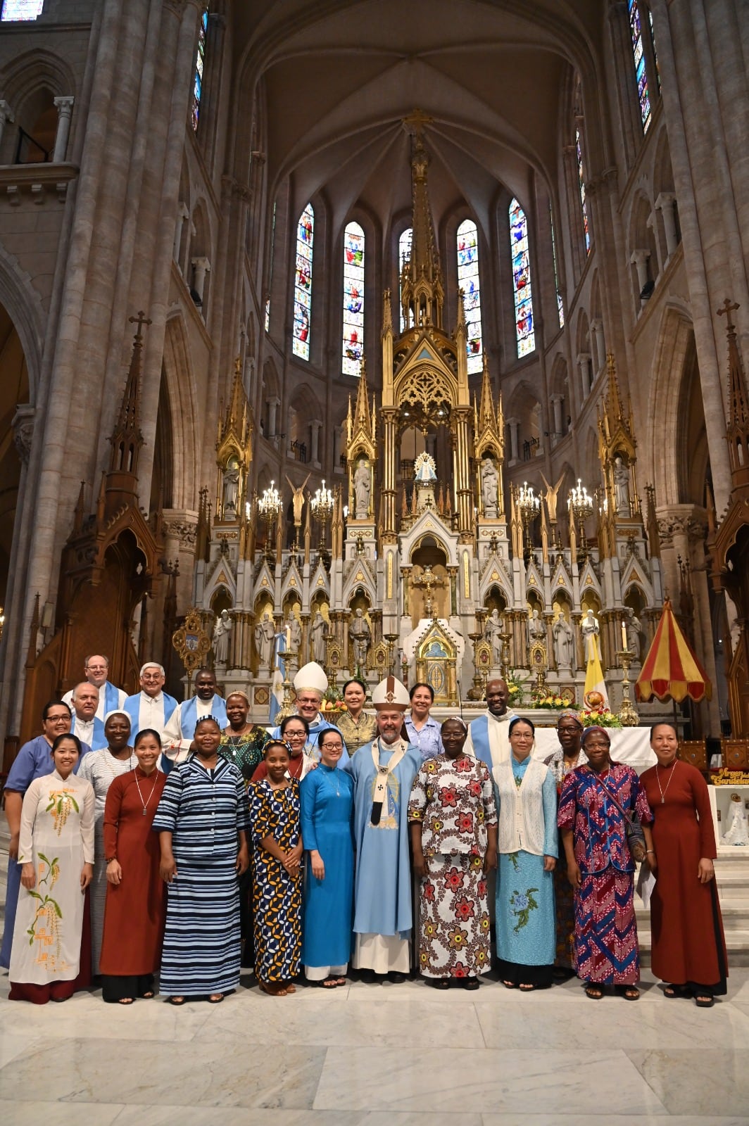 Misioneras Donum Dei, orden internacional fundada por un sacerdote francés, en la Basílica de Luján