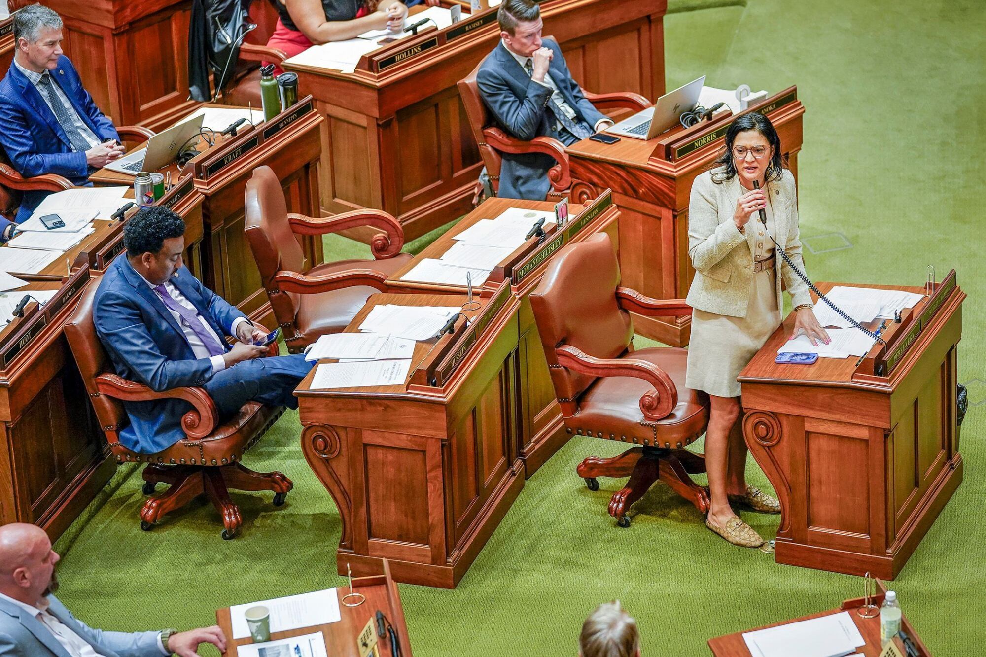 La votación fue tan ajustada que se definió con el voto de una exlíder demócrata que reconoció su dolor por apoyar la medida