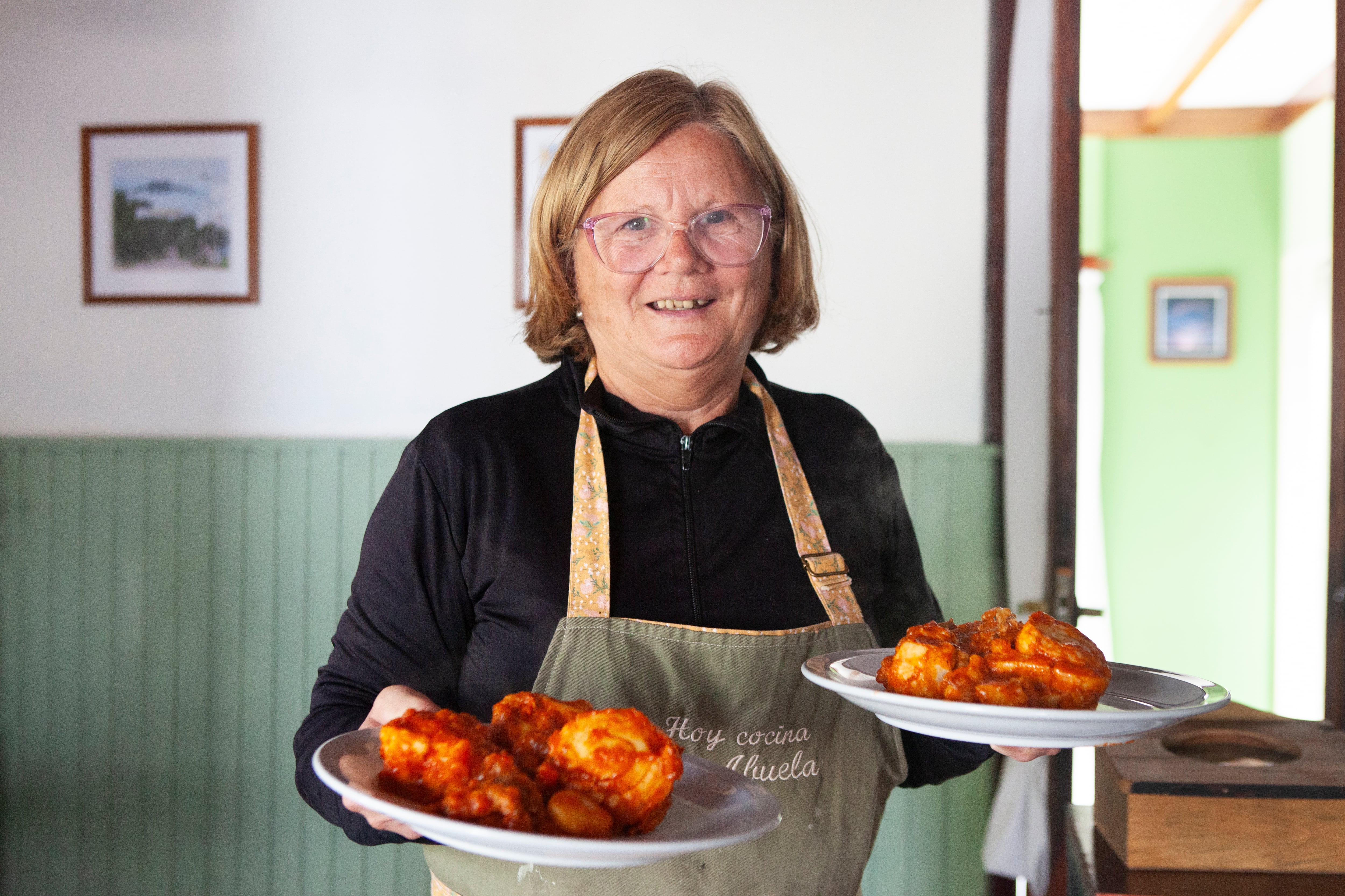 Patricia Maier cocina comida tradicional en la colonia 3.