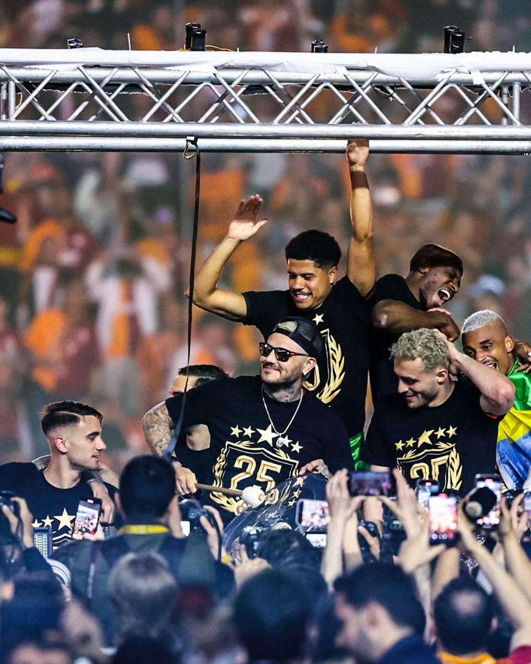 Mauro Icardi estuvo a cargo de la batucada del equipo campeón