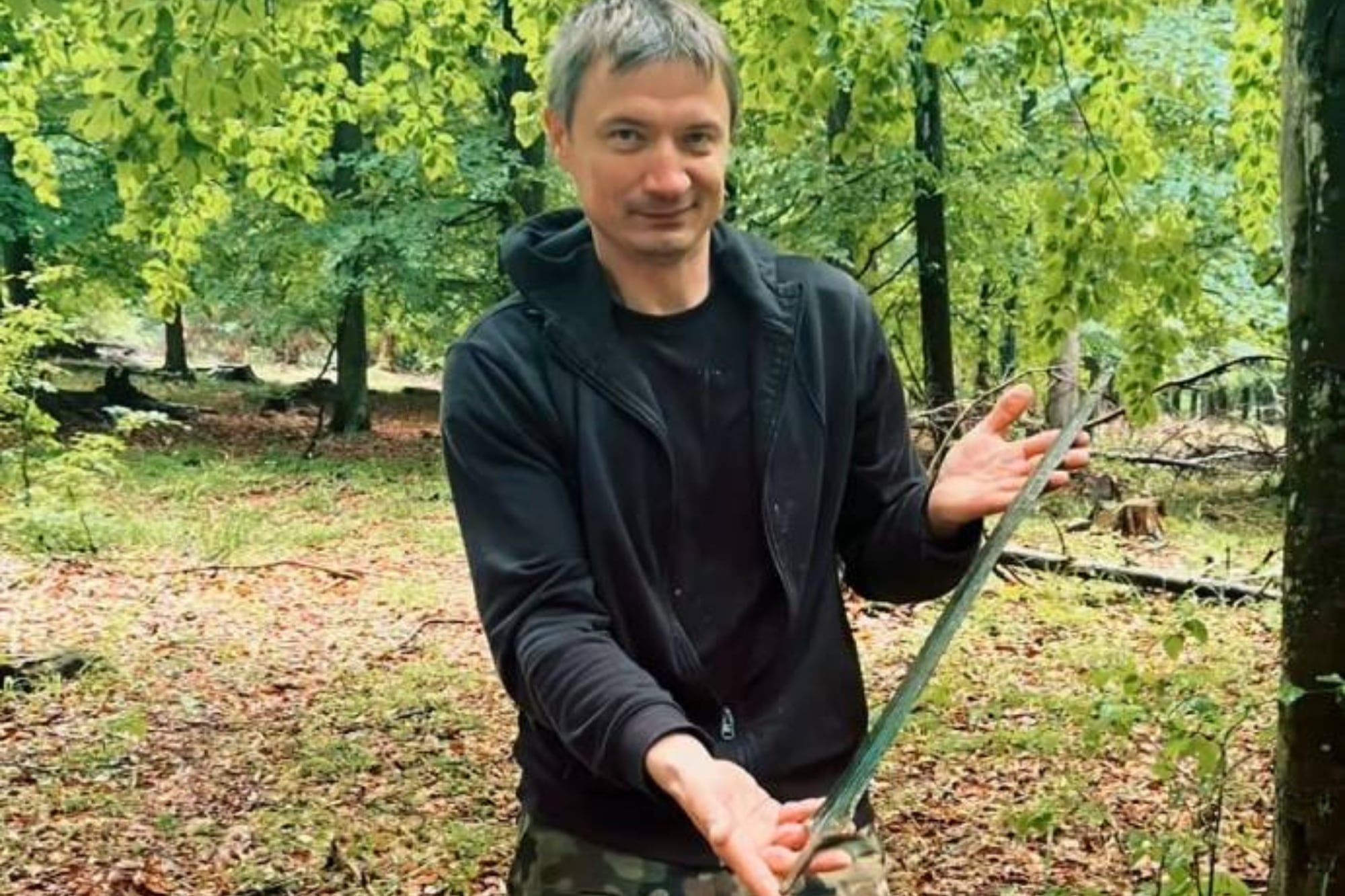 Revelador: caminaba por el bosque, vio una punta brillante y desenterró un arma de 3000 años de antigüedad