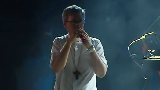 Show del padre Guilherme: las frases del papa Francisco con música electrónica y el discurso de Jorge García Cuerva