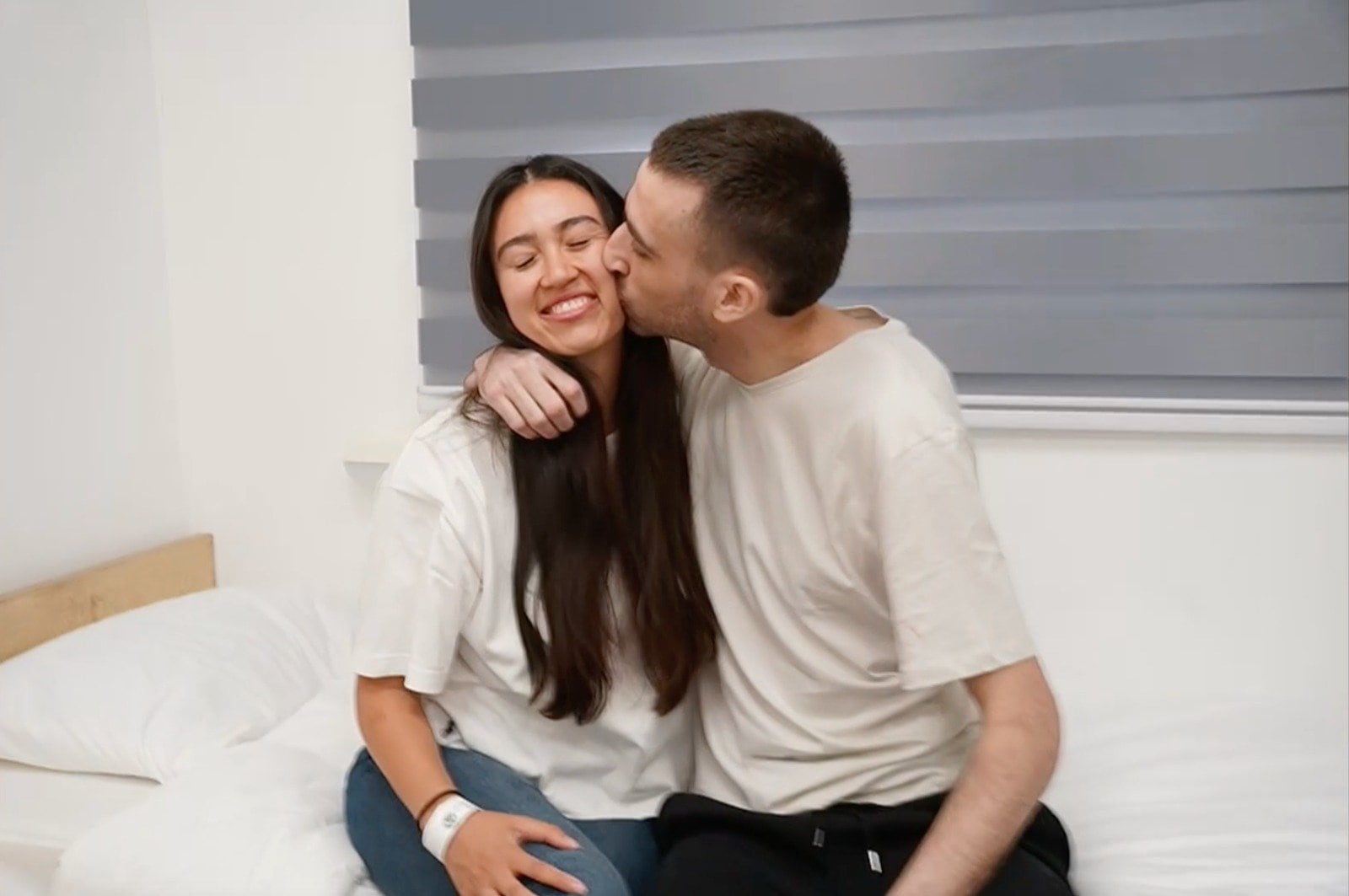 Avinatan Or besa a su novia Noa Argamani después de ser liberado por Hamas en octubre de 2025; estuvo dos años cautivo; su novia también estuvo secuestrada, pero fue liberada en junio de 2024