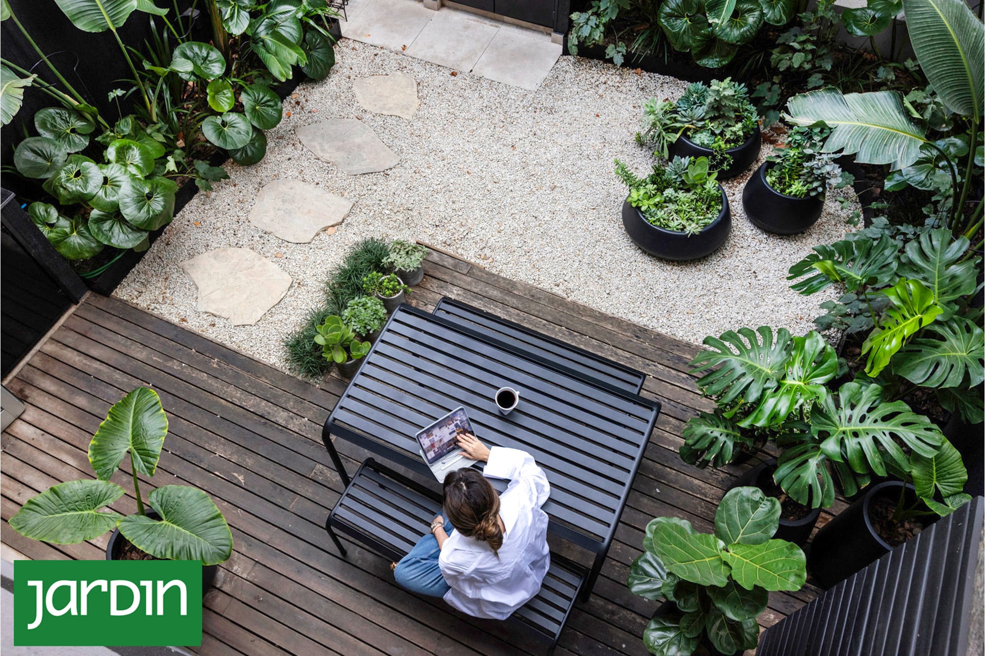 Antes y después: cómo transformar un patio oscuro en una jungla urbana