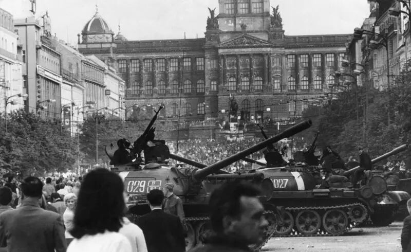 La invasión de Checoslovaquia por el Pacto de Varsovia, conocida también como operación Danubio, fue una guerra no declarada en la que tropas de cinco países socialistas que tuvo lugar en la noche del 20 al 21 de agosto de 1968