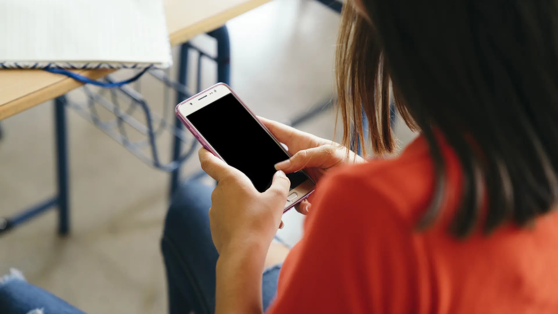 Nuevos desafíos: otra provincia reguló el uso de celulares, y también de la IA, en las escuelas