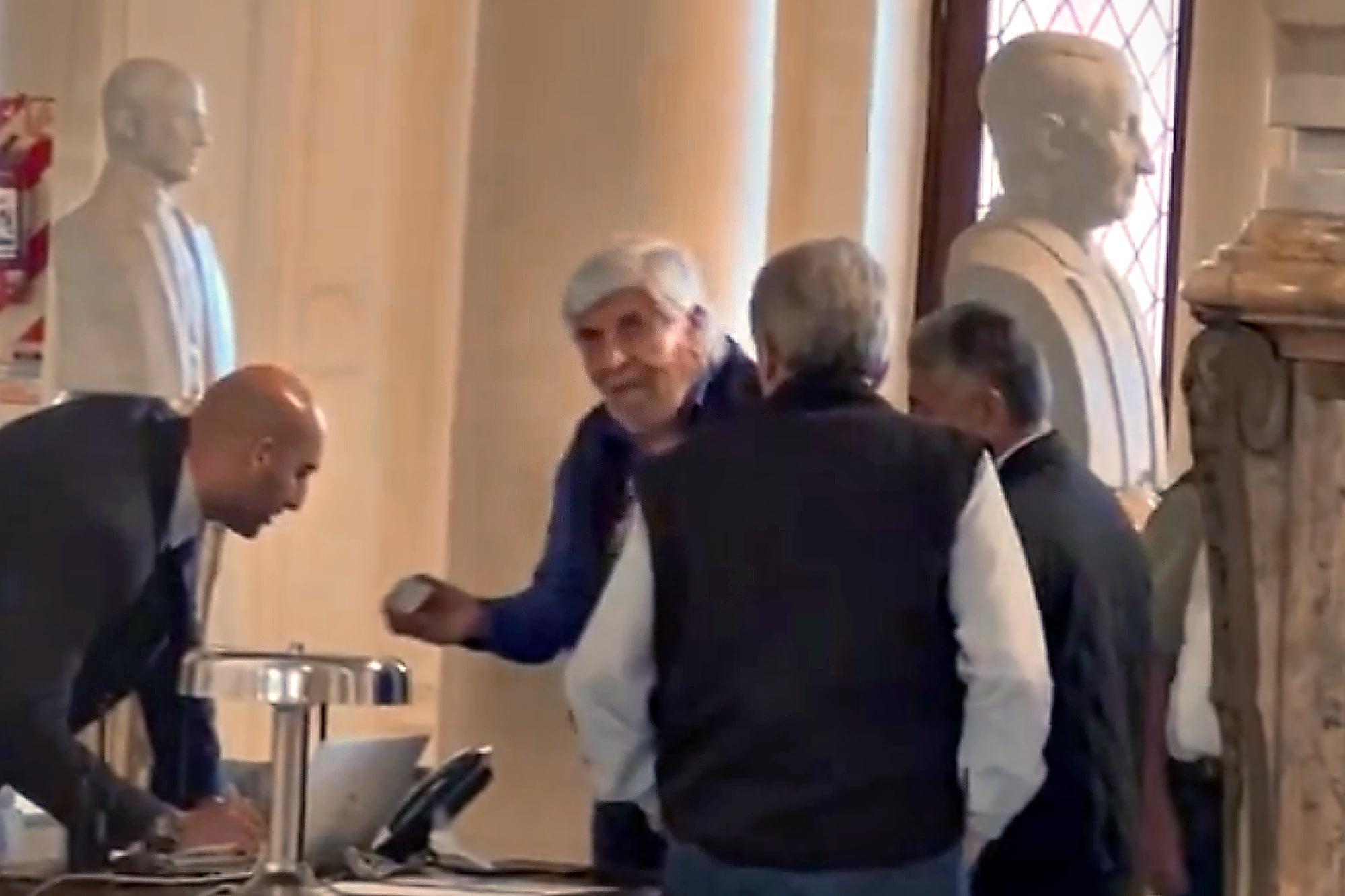 El 10 de abril de 2024 fue la primera visita de Hugo Moyano a la Casa Rosada para reunirse con funcionarios de Milei; ese día tejió una relación con Santiago Caputo