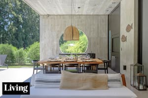 una casa brutalista expone la vida diara a la naturaleza pero resguarda de la vista de los vecinos