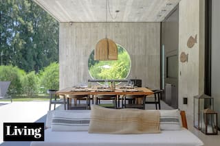 una casa brutalista expone la vida diara a la naturaleza pero resguarda de la vista de los vecinos