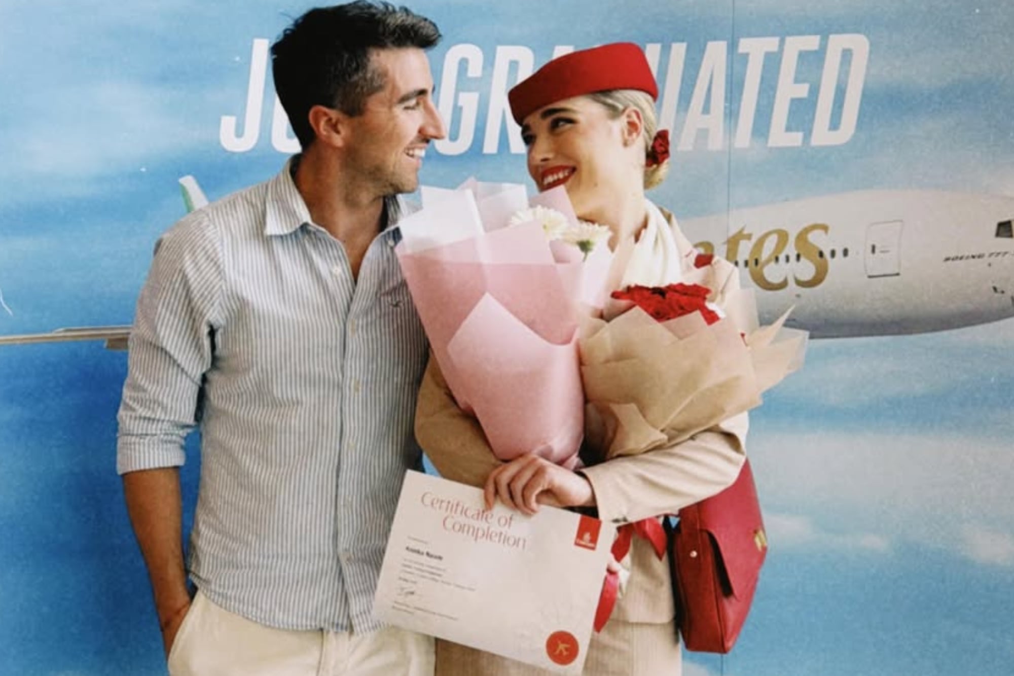 Conoció a su novia arriba de un avión y ahora la sorprendió en el aire para su segundo aniversario
