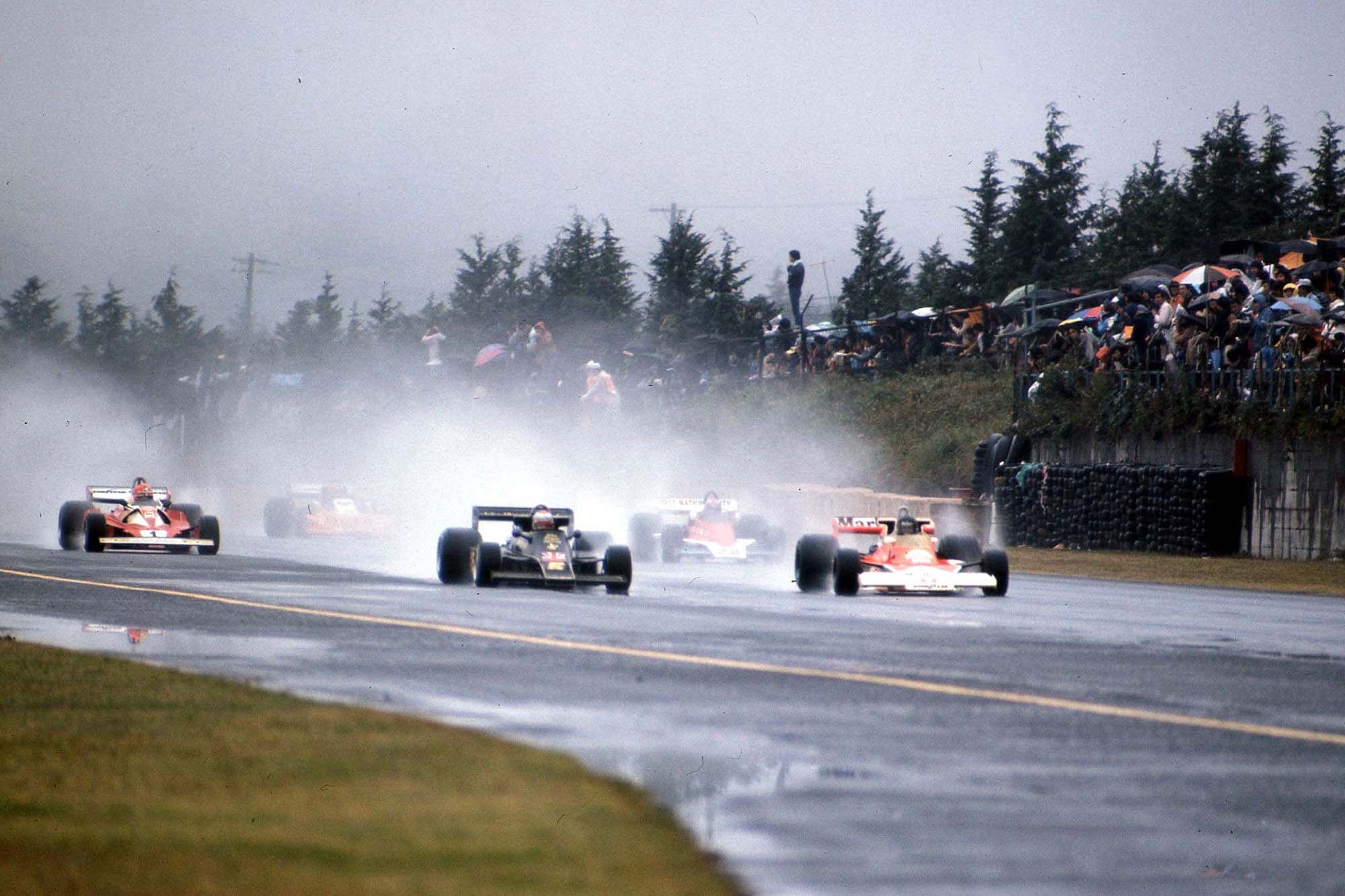 Gran Premio de Japón 1976, bajo un diluvio. Hunt (derecha), Penske y más atrás, Lauda (1). Una carrera que definió el título y fue de gran experiencia para Legnani