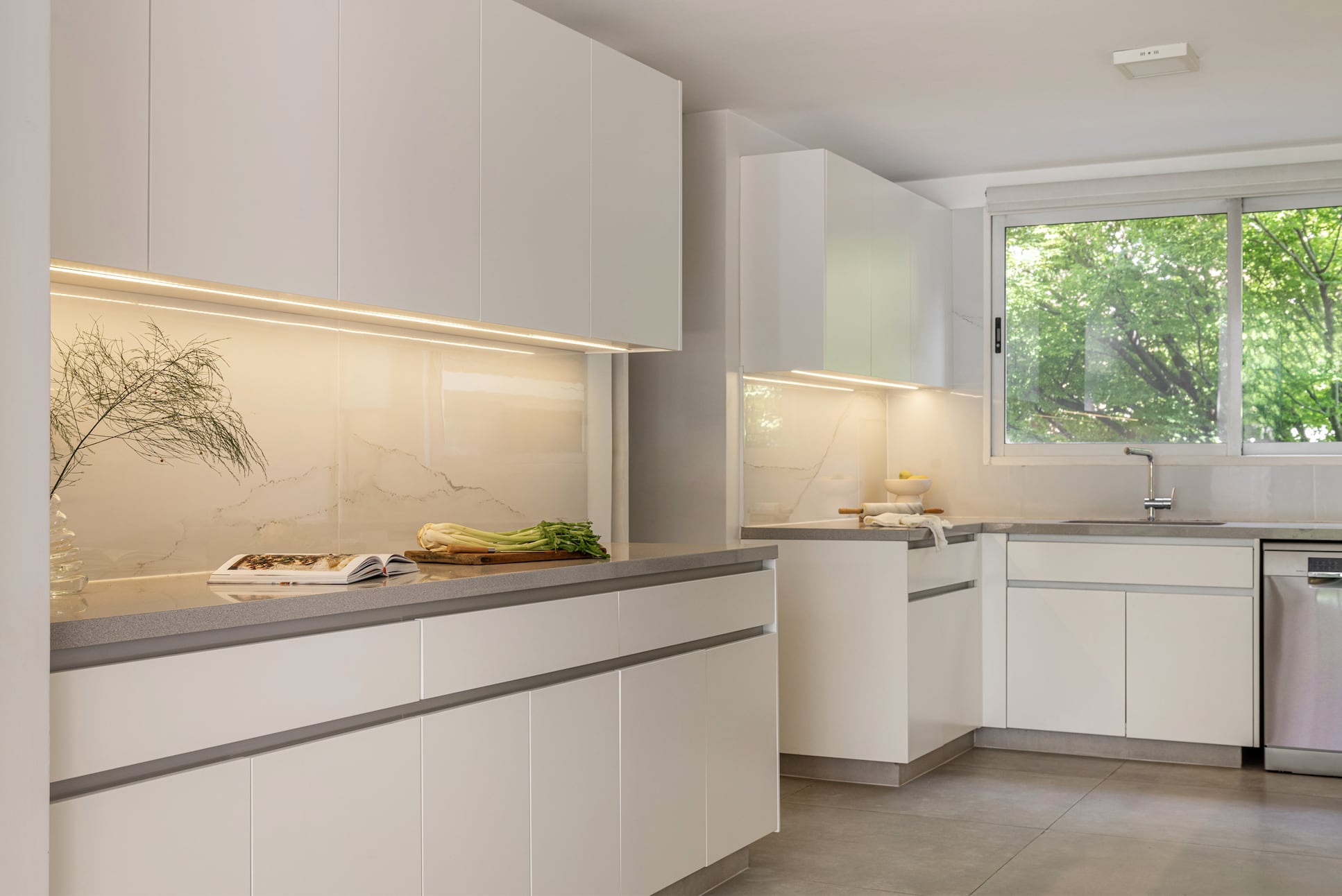 La paleta de colores se mantuvo neutra, al igual que en el resto de los ambientes, para lograr continuidad y ese acento moderno que buscaban los clientes. Los pisos se hicieron a nuevo.