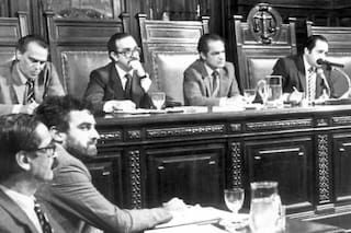35 años de democracia. Ya es hábito lo que fue anhelo, pero quedan deudas graves