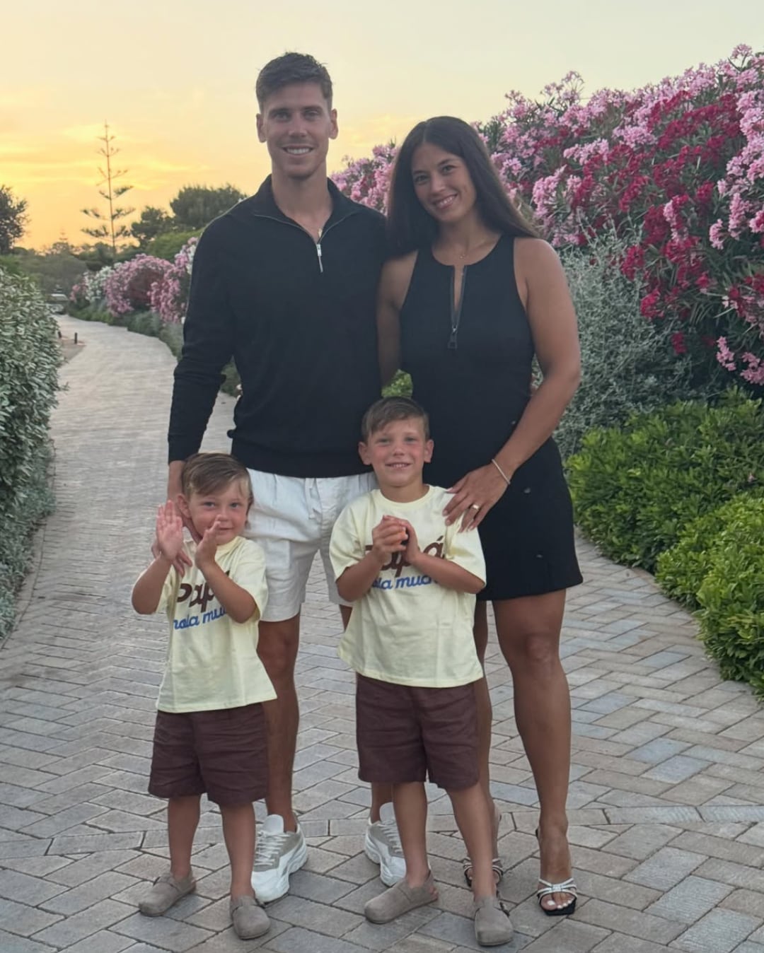 Juan Foyth y Ariana Alonso con sus hijos Kai y Noah