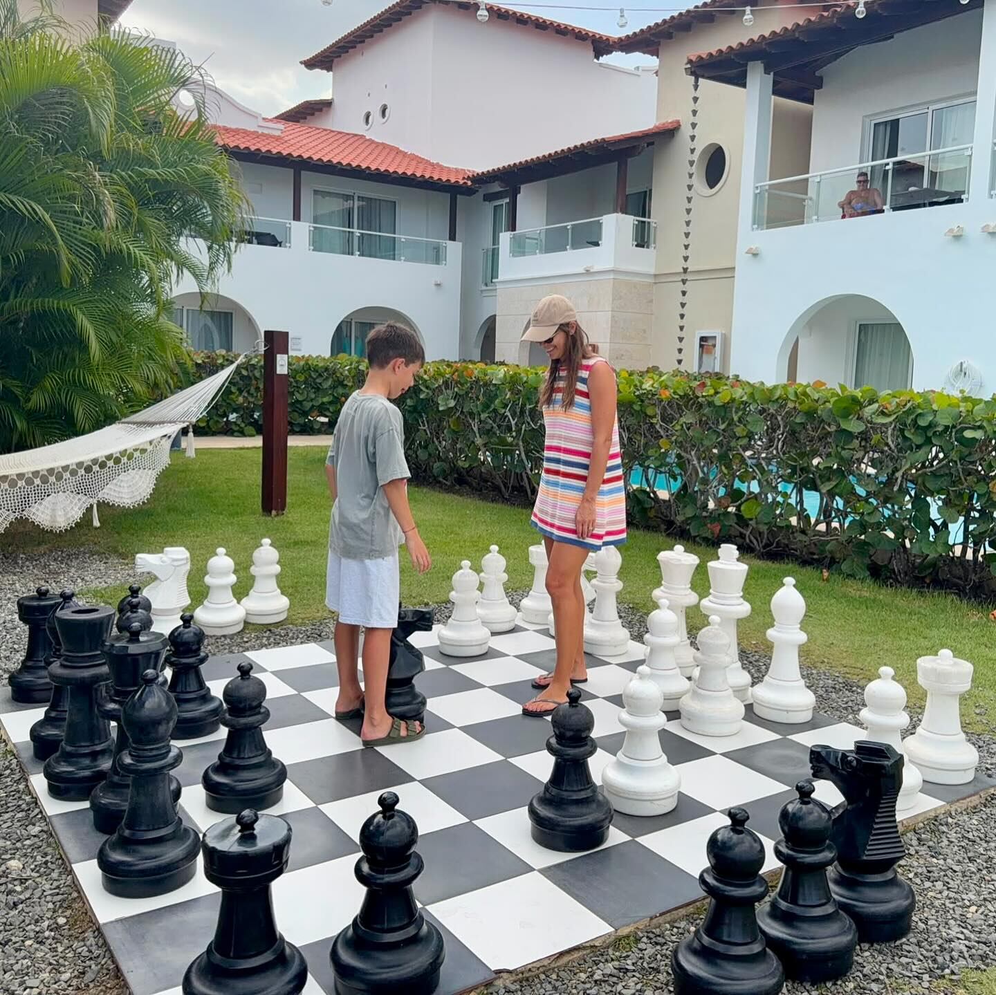 La esposa del DT se mostró muy compinche con uno de sus hijos mientras jugaban a una partida en un tablero de ajedrez gigante (Foto: Instagram/@diegoforlancorazo)