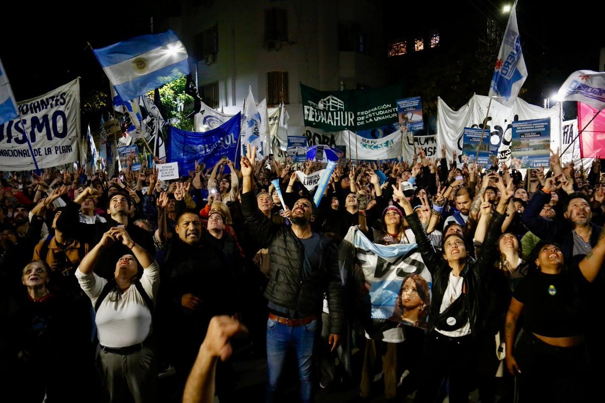 Militantes se hicieron presentes en la puerta de San José 1111, donde Cristina Kirchner cumple su condena en prisión domiciliaria